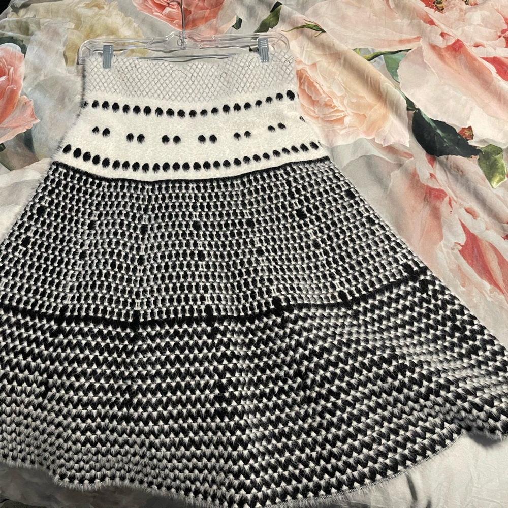 Super soft skirt. faux fur material